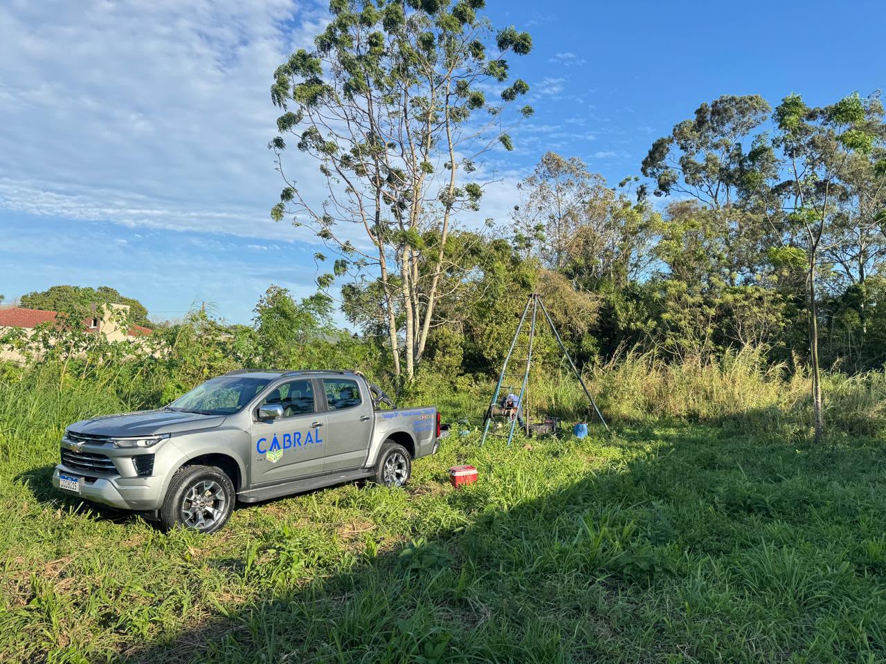 Equipe da Cabral realizando sondagem no terreno